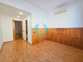 Miete Reihenhaus in Centre. Casa con local con acabados modernistas en alquiler  centro de m