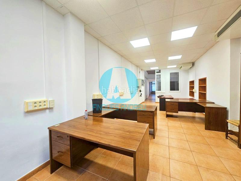 Foto 2906d3a6-f93e-4179-bd49-5ef105442308. Alquiler casa adosada casa con local con acabados modernistas en alquiler centro . en Mataró