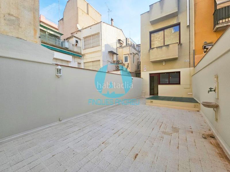 Foto 3de2106e-3b7f-45ae-b3f9-78fae80d516c. Alquiler casa adosada casa con local con acabados modernistas en alquiler centro . en Mataró