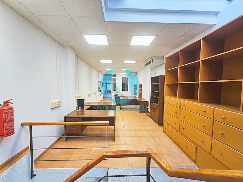 Foto 49cc2f76-cd00-40e1-8ab8-f5e63358b456. Alquiler casa adosada casa con local con acabados modernistas en alquiler centro . en Mataró