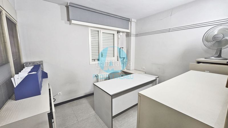 Foto 9a00b924-95f5-4fc8-bb72-f1d38977e3b1. Piso  en venta en zona camí del mig con uso actual de oficina 160.000 en Mataró