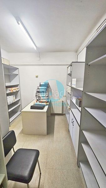 Foto a9682ec2-c3bf-4df3-951c-4ae1b29c0f82. Piso  en venta en zona camí del mig con uso actual de oficina 160.000 en Mataró