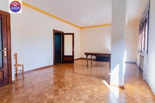 Flat  Calle julian gayarre