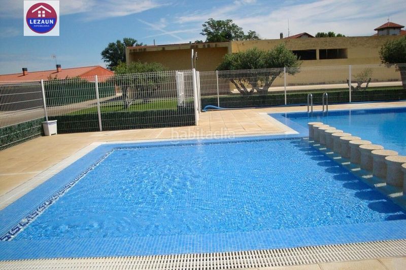 Foto 4e382c69-6e99-4528-b990-f44bb082c2ba. Casa adossada amb aparcament piscina a Peralta