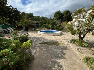 Terreny residencial  Carrer maresme. Parcela con piscina, barbacoa y trastero en calafell