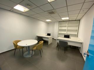 Rent Office space in Calle chillida 4. Oficina privada equipada en almería – para 2 o 3 personas, con m