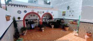 Masia  Plaza san roque. Casa en el centro de mahon con patio y garaje