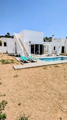 House  Passeig maritim. Impresionante chalet de diseño moderno con piscina y vistas al m