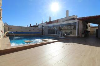 Xalet en Pueblo Latino. Espectacular chalet con piscina privada con agua salada y calefa