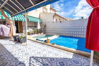 Chalet à Zona Carrefour - Urbanizaciones. Tu paraíso en torrevieja te espera! chalet con piscina privada y