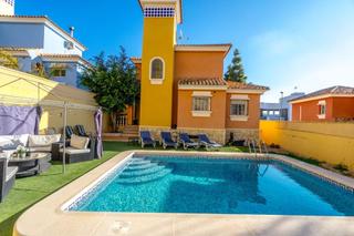 Chalet in Villamartín-Las Filipinas. Casa reformada con piscina y amplios espacios
