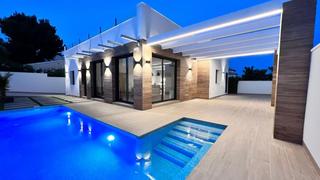 Xalet en Villamartn-Las Filipinas. Viva el lujo mediterrneo en este exclusivo chalet independiente