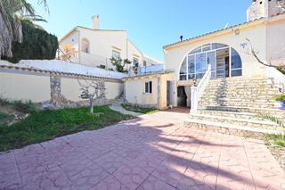 Chalet in Los Balcones y los Altos. Vivienda adosada en torrevieja comodidad, estilo y ubicación inm