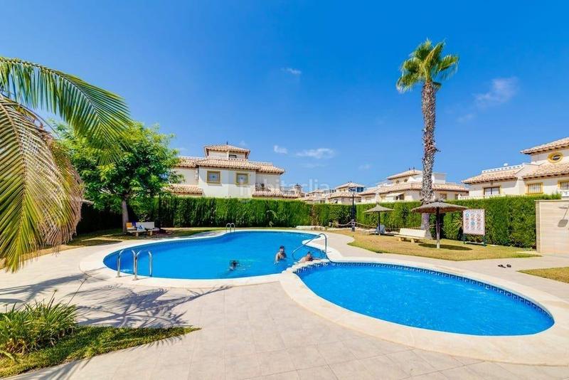 Foto 06c7ed6c-87bb-46cf-9dd3-8527a0c287df. Casa pareada adosado duplex con gran terraza jardín y piscina en lomas de cabo roig, costa en Orihuela