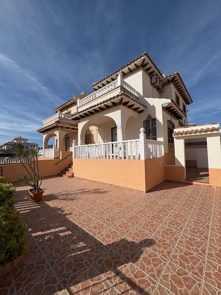 Foto 47e81d07-890a-4c18-b110-55ab03c405bc. Casa pareada adosado duplex con gran terraza jardín y piscina en lomas de cabo roig, costa en Orihuela