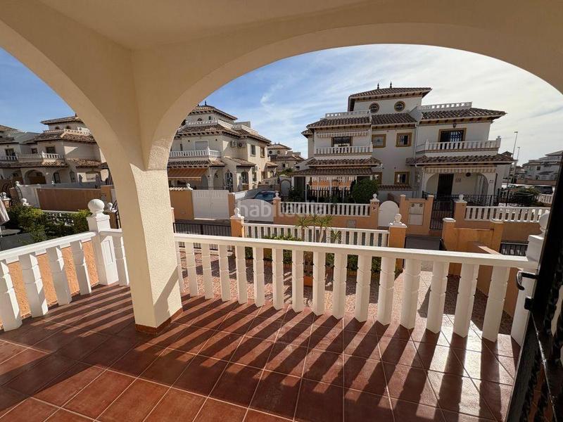 Foto 67edb2ee-b330-4437-ad1e-b3e7585cca00. Casa pareada adosado duplex con gran terraza jardín y piscina en lomas de cabo roig, costa en Orihuela