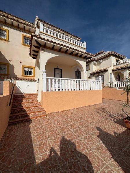Foto d703add0-7cb3-42f0-8a07-e96e33fe80f1. Casa pareada adosado duplex con gran terraza jardín y piscina en lomas de cabo roig, costa en Orihuela