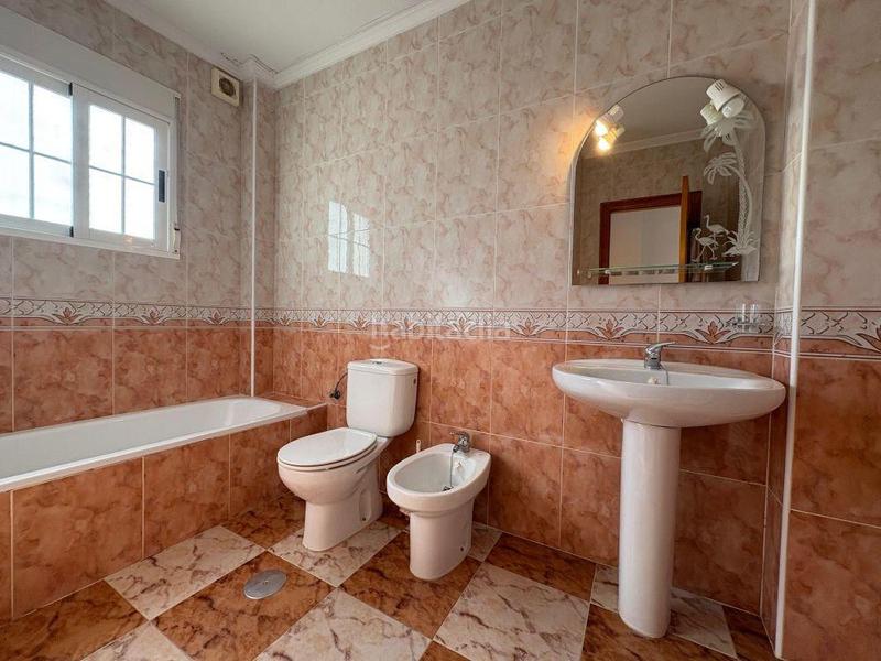 Foto e28742d1-0ab0-41b9-b9d0-7f670cc00b19. Casa pareada adosado duplex con gran terraza jardín y piscina en lomas de cabo roig, costa en Orihuela