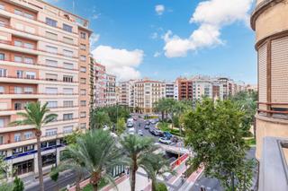 Appartement à Avenida federico soto 22. Sueña, reforma y estrena, vive luceros sin pena.