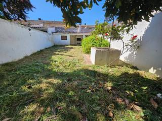 Masia a Centre. Casa pueblo con jardín en el centro