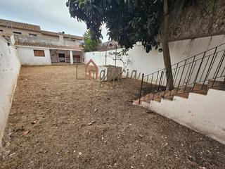 Masia a Centre. Casa pueblo con jardn en el centro