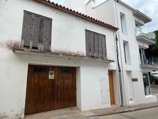 Edifici a Sali 2. Edificio en tamariu de 155m