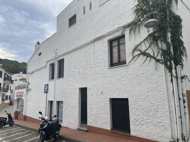 Foto b8ea1298-e958-4b11-af45-7b6e5aabb09f. Edificio in Tamariu