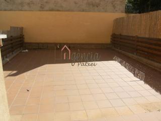 Appartement à Molí de Vent-La Sauleda. Se vende piso alquilado en planta baja con gran terraza, dos pla