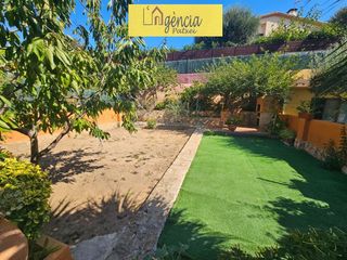 Casa adosada en La Punxa. Casa adosada con jardín privado, garaje y estudio independiente