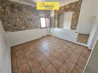 Pis a Poble. Piso a subasta de 82m con paredes de piedra en el centro históri
