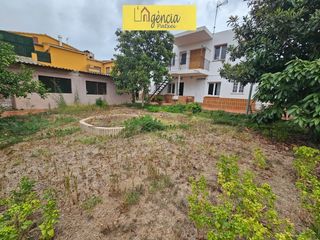 House in Mont-ras. Chalet a cuatro vientos con jardín, garaje y local comercial en