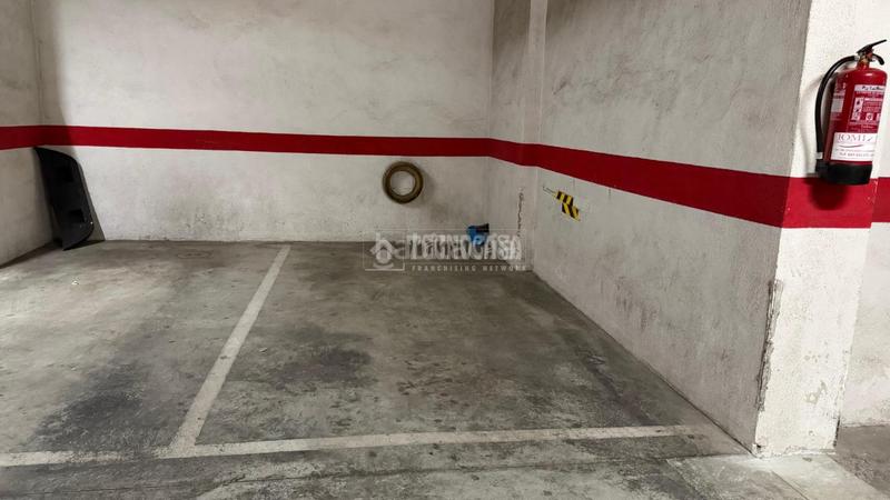 Foto f215bd91-0689-4ff3-8885-435a59e3e6f0. Parking voiture dans Santa Isabel Jaén