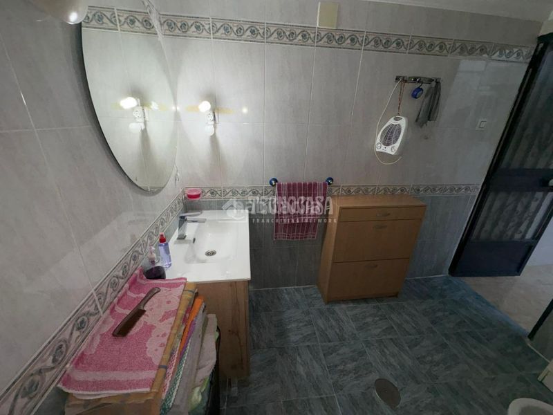 Foto 376f13fc-f385-48c7-bf33-468e84fe4df8. Casa aparellada a Santa Isabel Jaén
