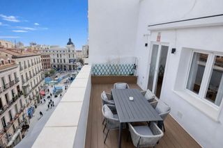Àtic  Carretas. Ático reformado con gran terraza y vistas abiertas a 1 minuto de