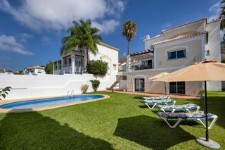 Xalet a Calle albarizas las 46. Chalet en venta nerja ( capistrano) con 4 dormitorios y piscina