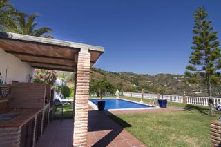 Chalet à Calle pontil 119. Chalet en venta torrox con 4 dormitorios y piscina