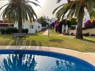 Rent Chalet in Calle los álamos 41a. Chalet de alquiler en nerja con 3 dormitorios , piscina y parkin