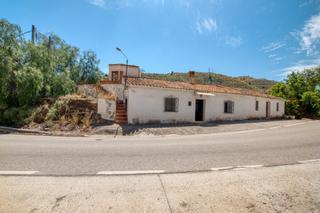 Casa en Calle velez málaga 18. Casa en venta viñuela con 2 dormitorios y parcela de 386 m2