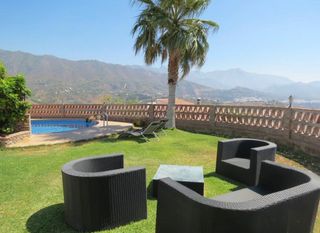 Rent Chalet in Calle real 54. Villa de alquiler en frigiliana con 3 dormitorios y piscina