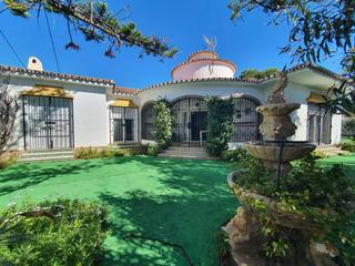Chalet  N/a. Chalet en venta torrox costa con 4 dormitorios 2 linea de playa