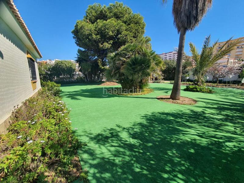 Foto c17b908b-bf80-4381-88b3-ba46b936e775. Chalet  en venta costa con 4 dormitorios 2 linea de playa en Torrox