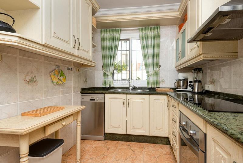 Foto 0a77dad1-d6c7-4079-90b9-02574fefce78. Casa a schiera con camino riscaldamento parcheggio piscina in Nerja