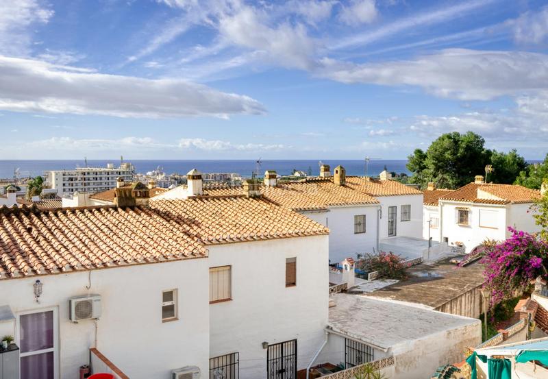 Foto ad801627-7ed5-4c1d-954d-43da1bcd9e18. Casa a schiera con camino riscaldamento parcheggio piscina in Nerja