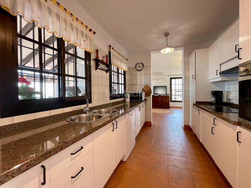 Foto 4a9abb4d-73e5-4882-ba6a-f6fdd404f2b3. Chalet con camino riscaldamento parcheggio piscina in Algarrobo