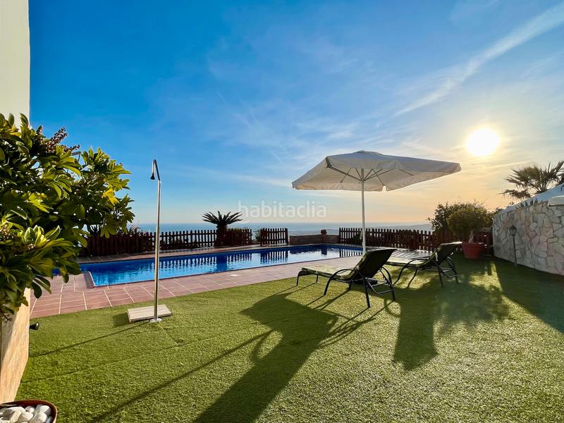 Foto be318980-e16d-4455-9769-77cbbc6fbb36. Chalet con camino riscaldamento parcheggio piscina in Algarrobo