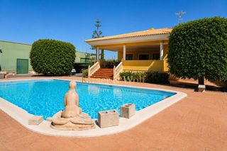 Casa  Partida altabix polígono 2. Chalet independiente con nave y piscina altabix