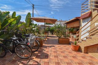 Pis  Calle les baladres. Casa en esquina con amplia terraza en playa lisa