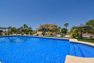 Casa  Baya baja. Chalet con piscina, garaje y almacén.