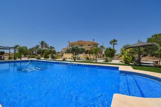 Haus  Baya baja. Chalet con piscina, garaje y almacén.