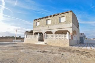 Casa  Partida baya baja. Amplio chalet con piscina en las bayas